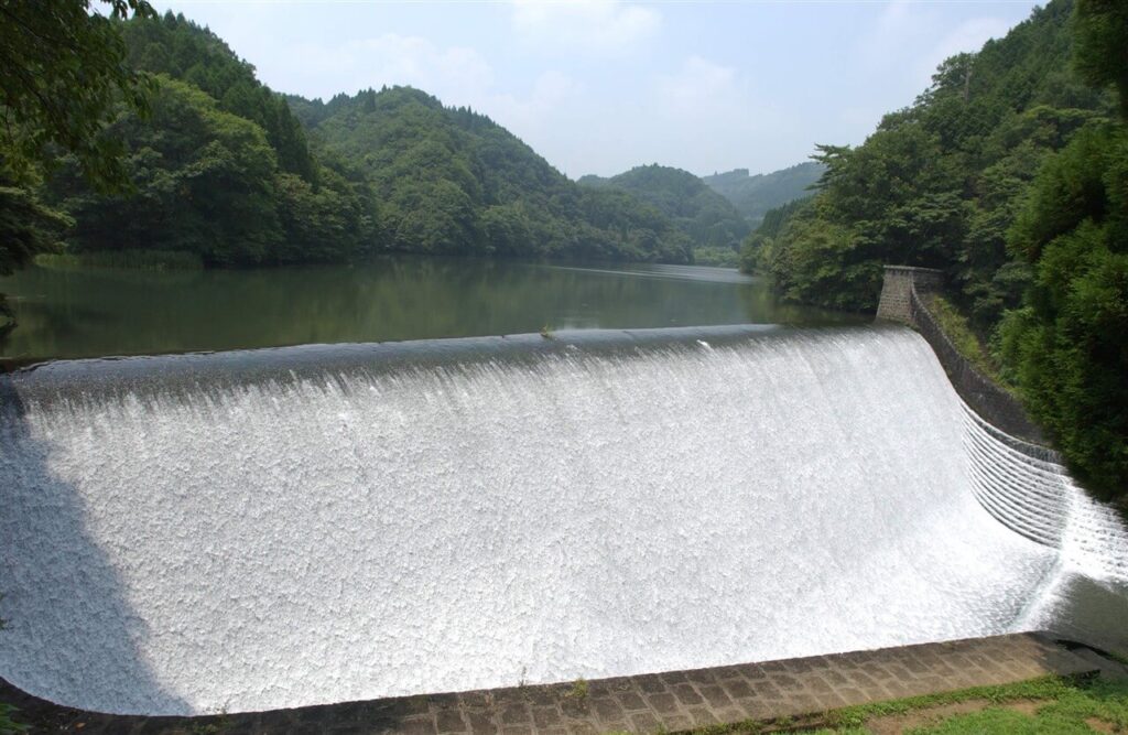 竹田湧水群やくじゅう連山との初夏ドライブで訪れたい、自然と人工美が調和した白水ダムの正面からの景色
