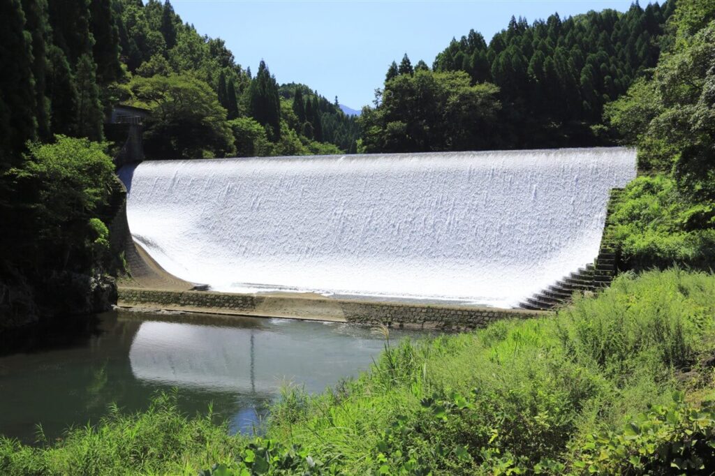 大型観光地の混雑を避けてゆったり巡る、美しい初夏の青空と新緑の森に囲まれた白水ダムの全景