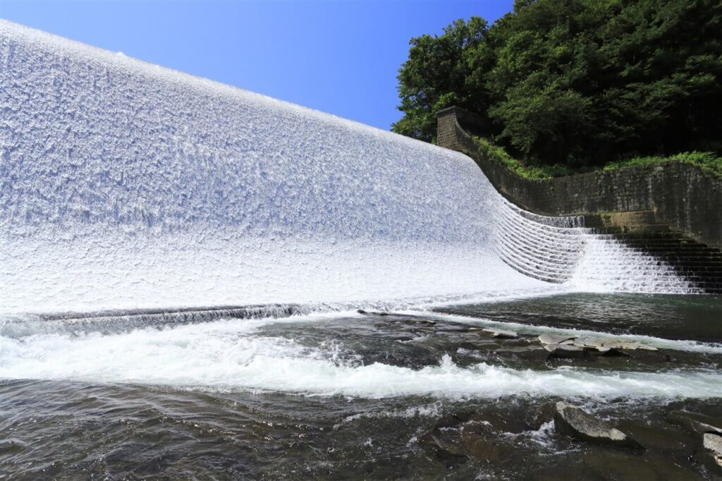 重要文化財・白水ダムの左岸側から間近で見る、まるで白いレースや絹の布のように美しく流れる越流水