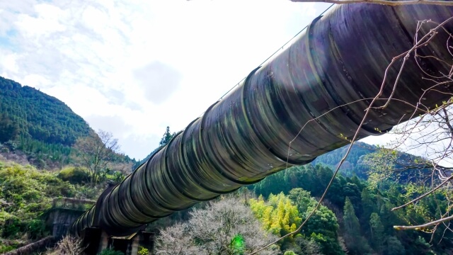 聖地巡礼時のマナーや安全に配慮しながら見学したい、大山ダムの頑丈な水路管(太いパイプ)などの施設設備