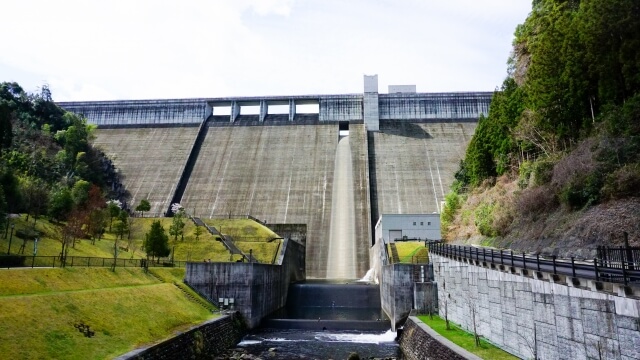 進撃の巨人の世界観を体感できる、日田市にある高さ約94mの壮大な大山ダムを見上げた景色