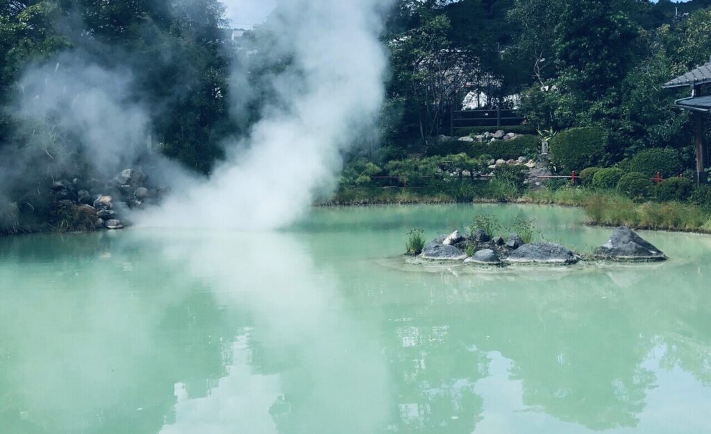 青白い白池地獄