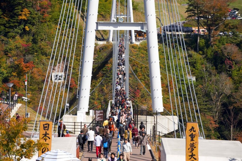 往復ルートのポイントとなる、多くの観光客で賑わう混雑期(GWや連休や紅葉シーズン)の九重“夢”大吊橋