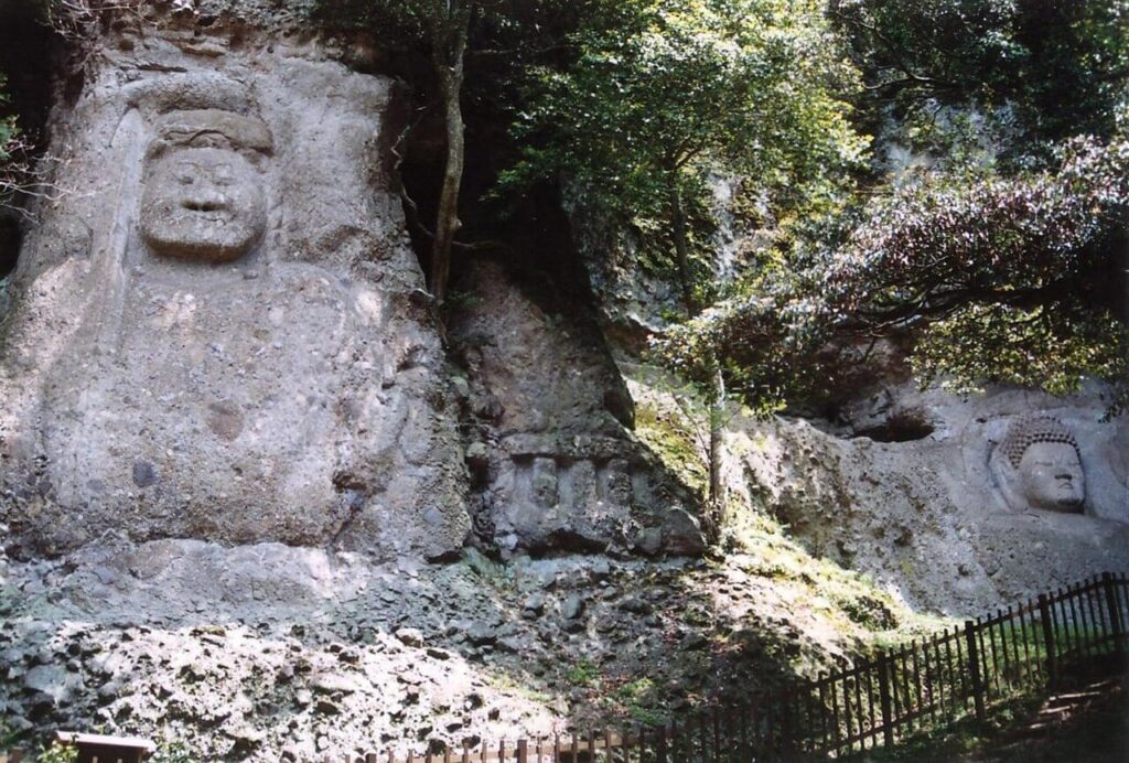 岩壁に並んで刻まれた、向かって右の大日如来(約7m)と左の不動明王(約8m)の熊野磨崖仏の全景
