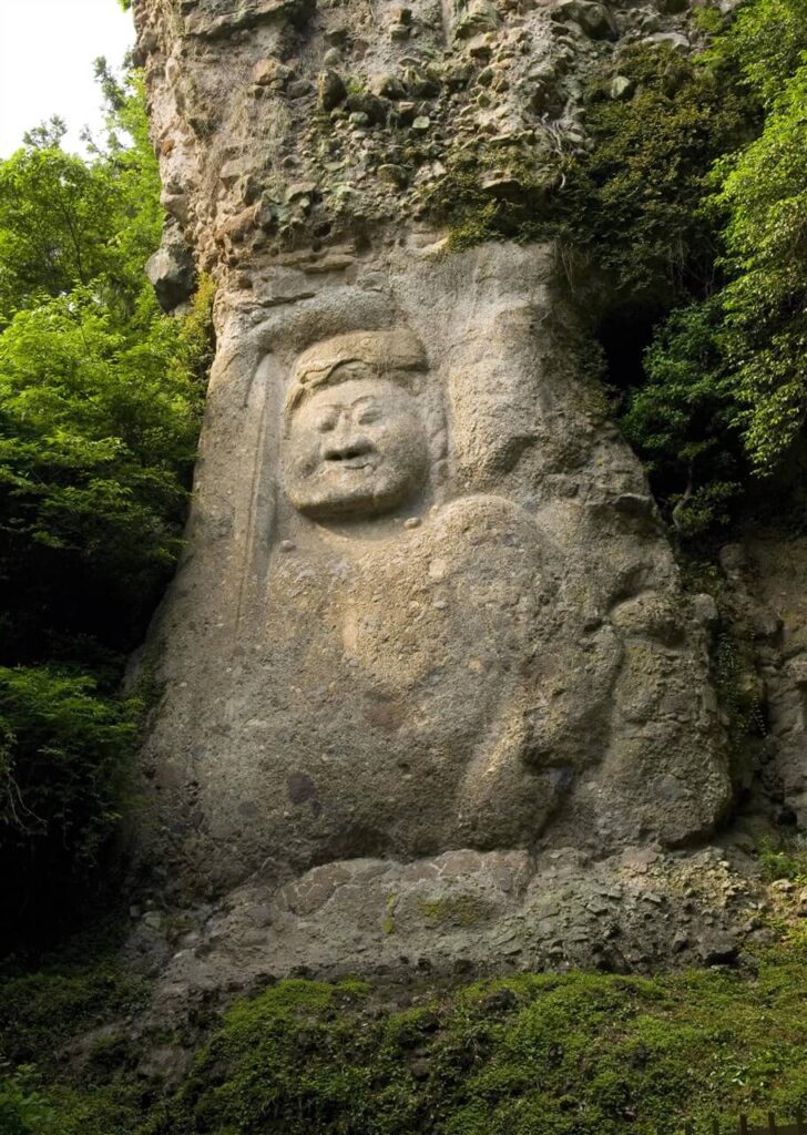 平安後期から鎌倉時代の祈りの歴史を今に伝える、力強い表情をした不動明王の正面からのクローズアップ