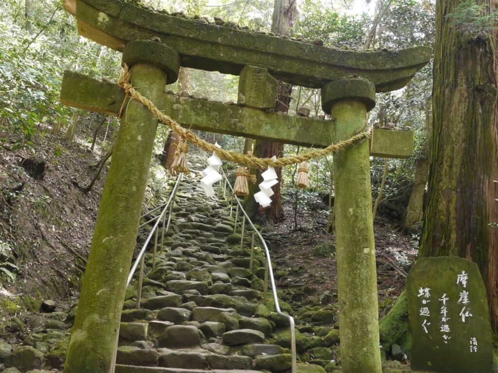 鬼が一夜で築いたという伝説が残る、鳥居の奥へと続く険しく不揃いな熊野磨崖仏の石段(鬼の石段)