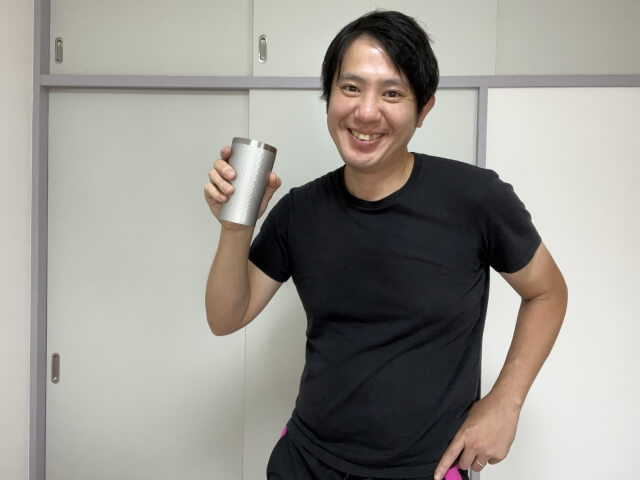 焼酎グラスを手に持ち晩酌を楽しむお父さん。父の日のお酒ギフトのイメージ