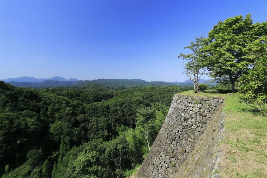 快晴の青空の下、岡城跡の城壁から望むくじゅう連山や阿蘇山の美しい大パノラマの絶景
