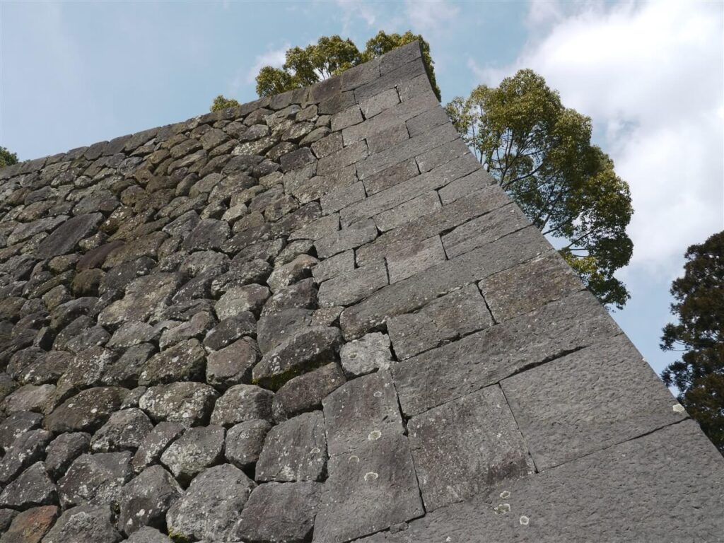 岡城跡の大きな魅力である、断崖絶壁にそびえ立つ高石垣を真下から見上げた迫力ある景色