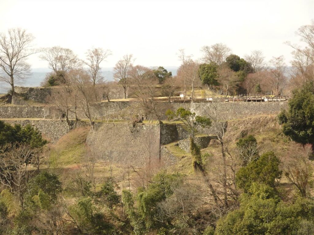 阿蘇山の火砕流でできた岩山の上に佇む、遠くから見渡した難攻不落の山城・岡城跡の全景
