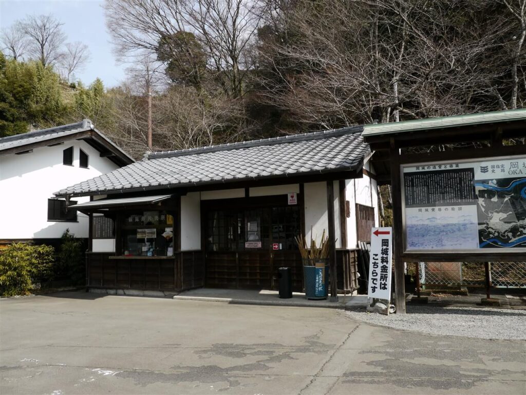 散策のスタート地点となる、歴史ある佇まいの岡城跡観覧料徴収所(料金所)の外観