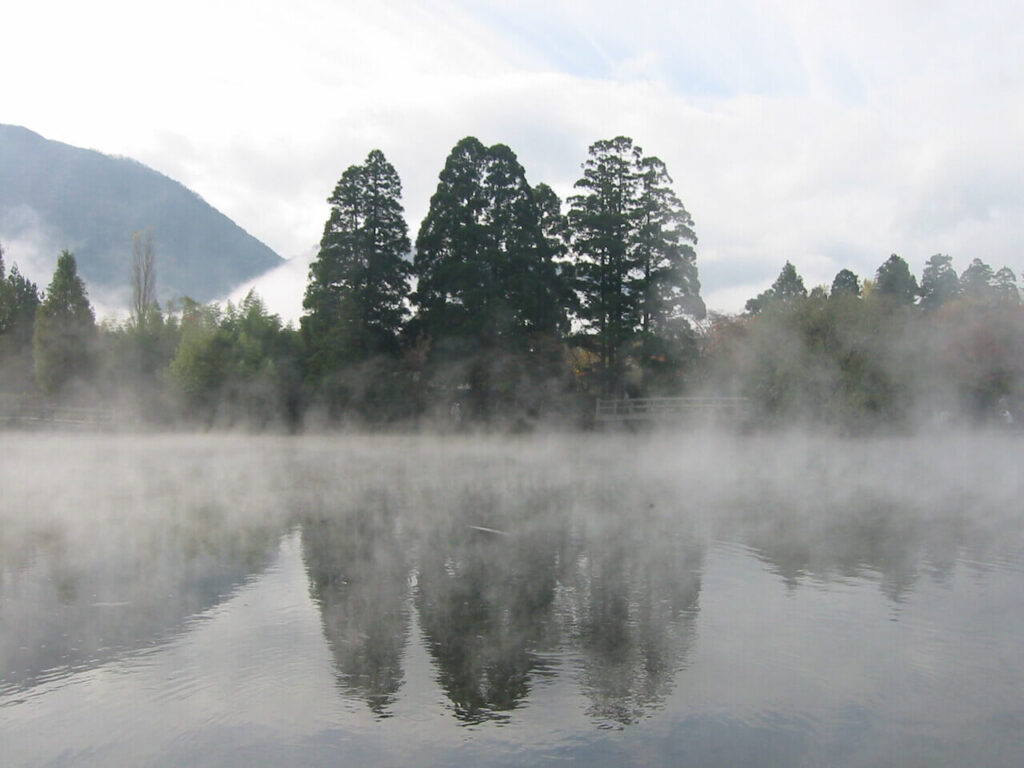 GWの朝にのんびり散策したい、朝霧が幻想的に立ち込める湯布院の人気観光名所・金鱗湖