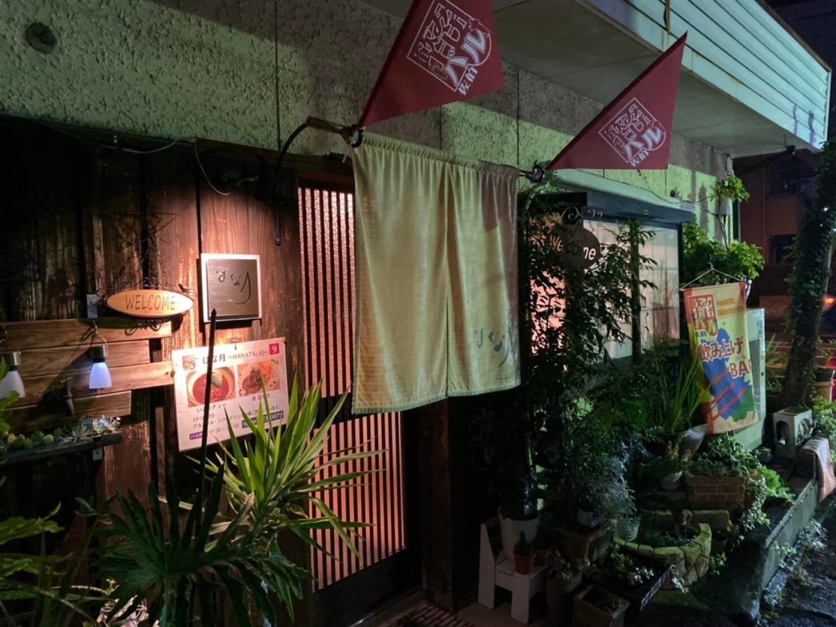ブラウンを基調とした隠れ家の店内