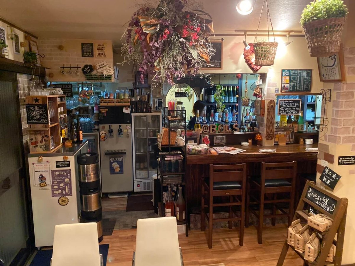 お酒の並ぶ趣ある店内