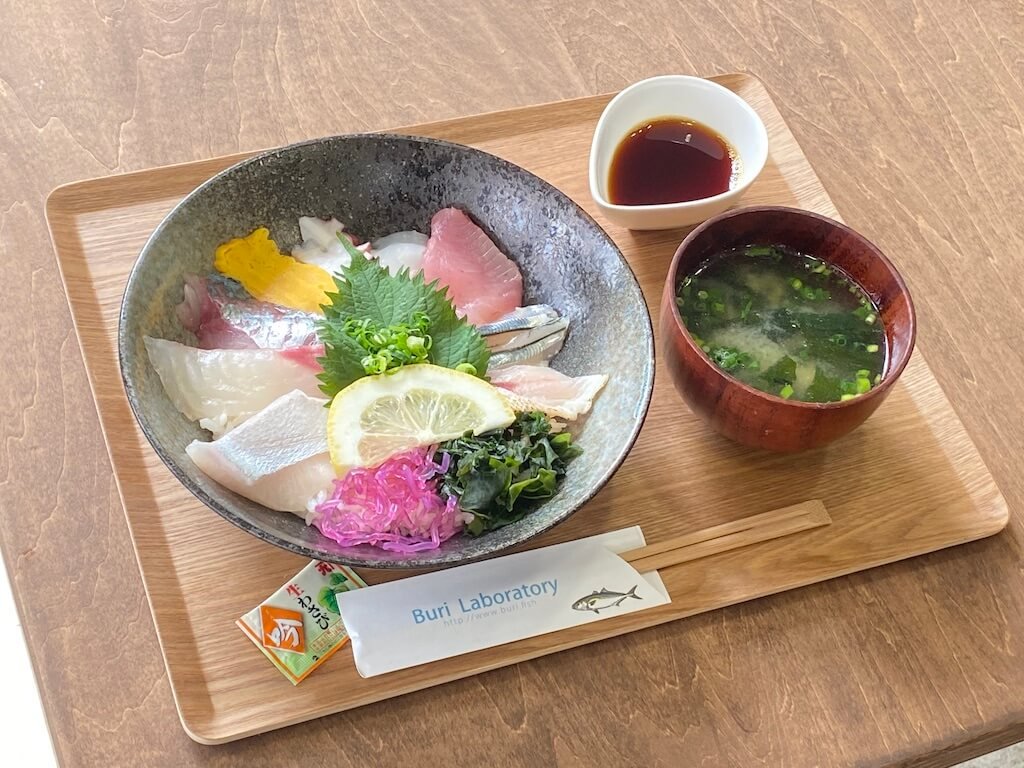 朝獲れの地魚を使った海鮮丼