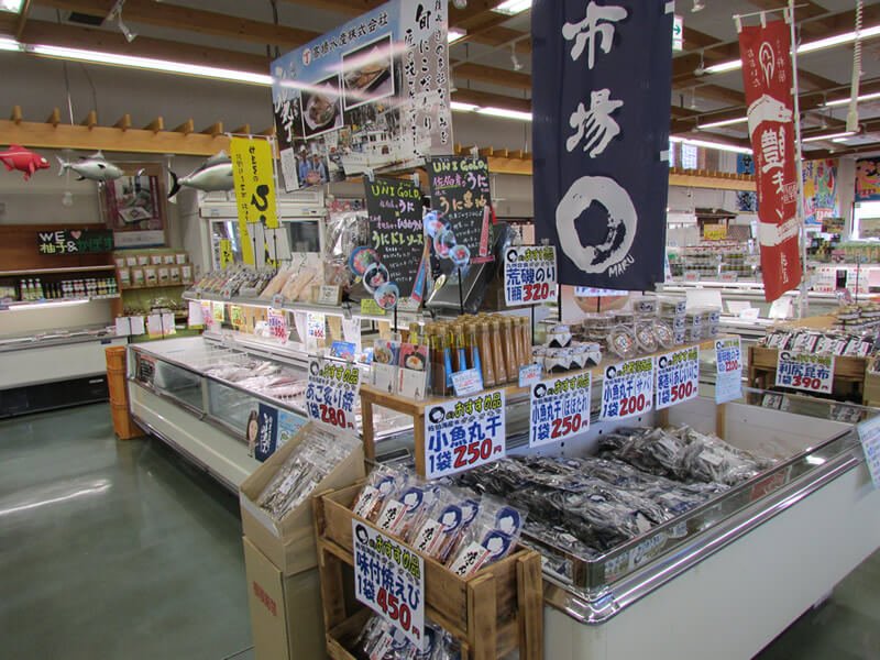 多彩な干物が並ぶ干物マーケット