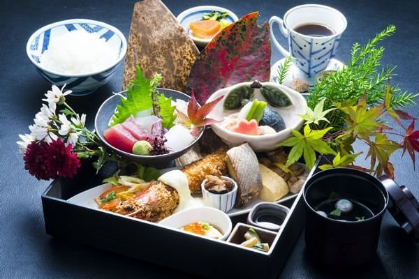 海の幸を盛り込んだ豪華な御膳