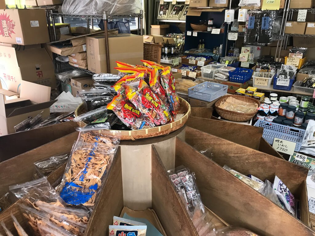 所狭しと並ぶ多彩な水産加工品