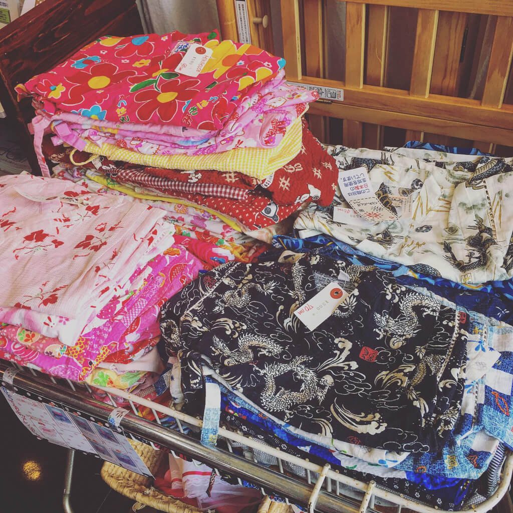 豊富にそろう子ども服・用品
