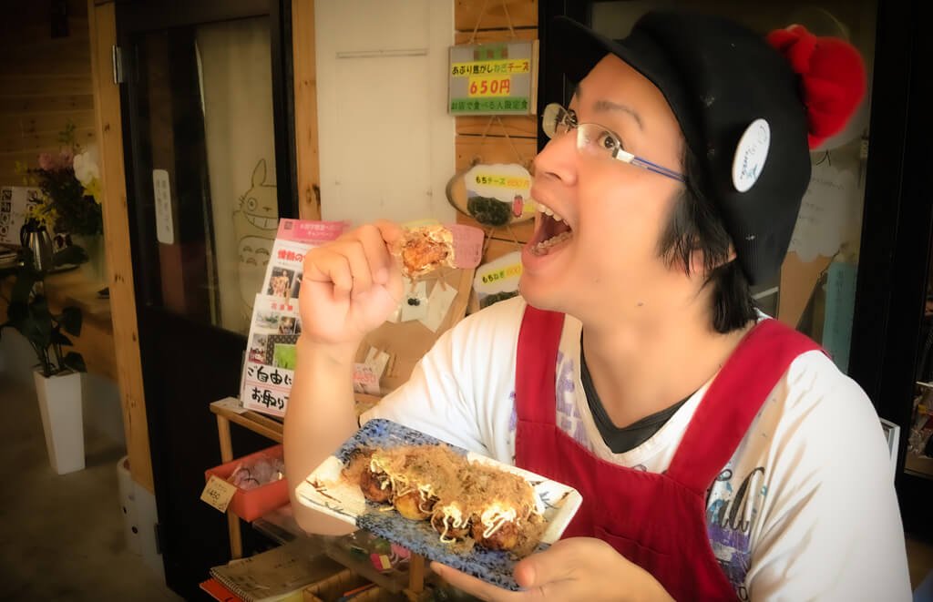 たこ焼きを頬張るファンキーな店長