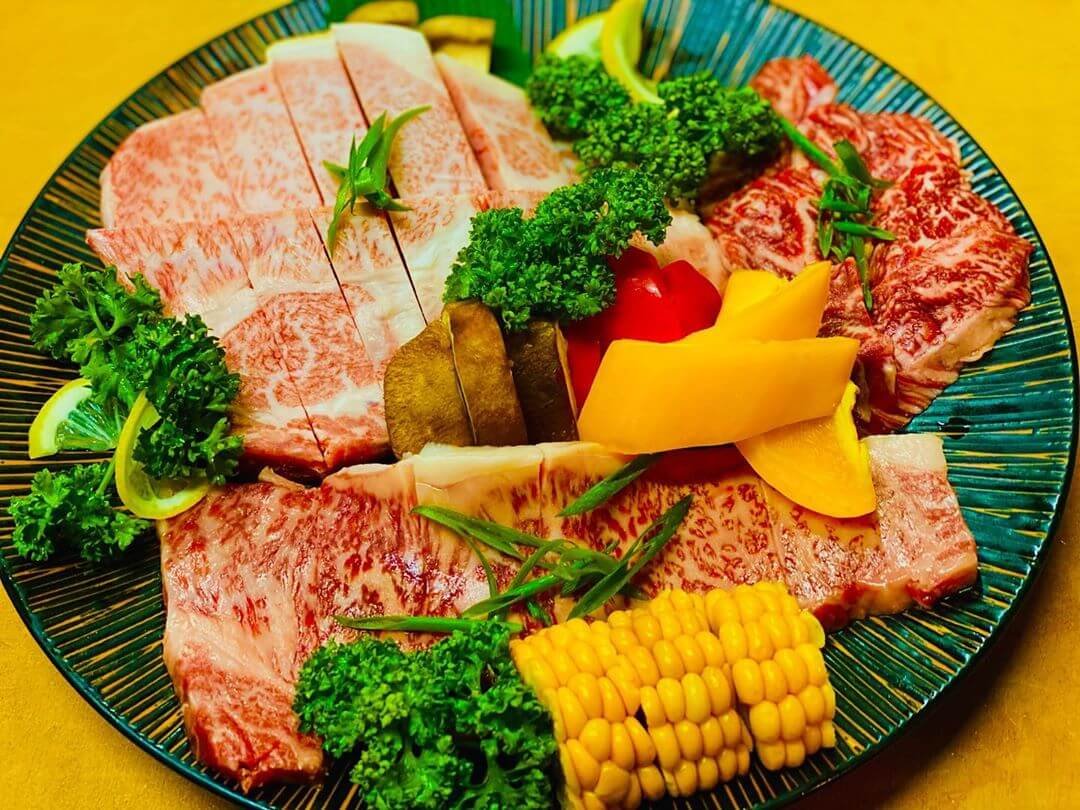 炭火で味わう焼肉の盛り合わせ