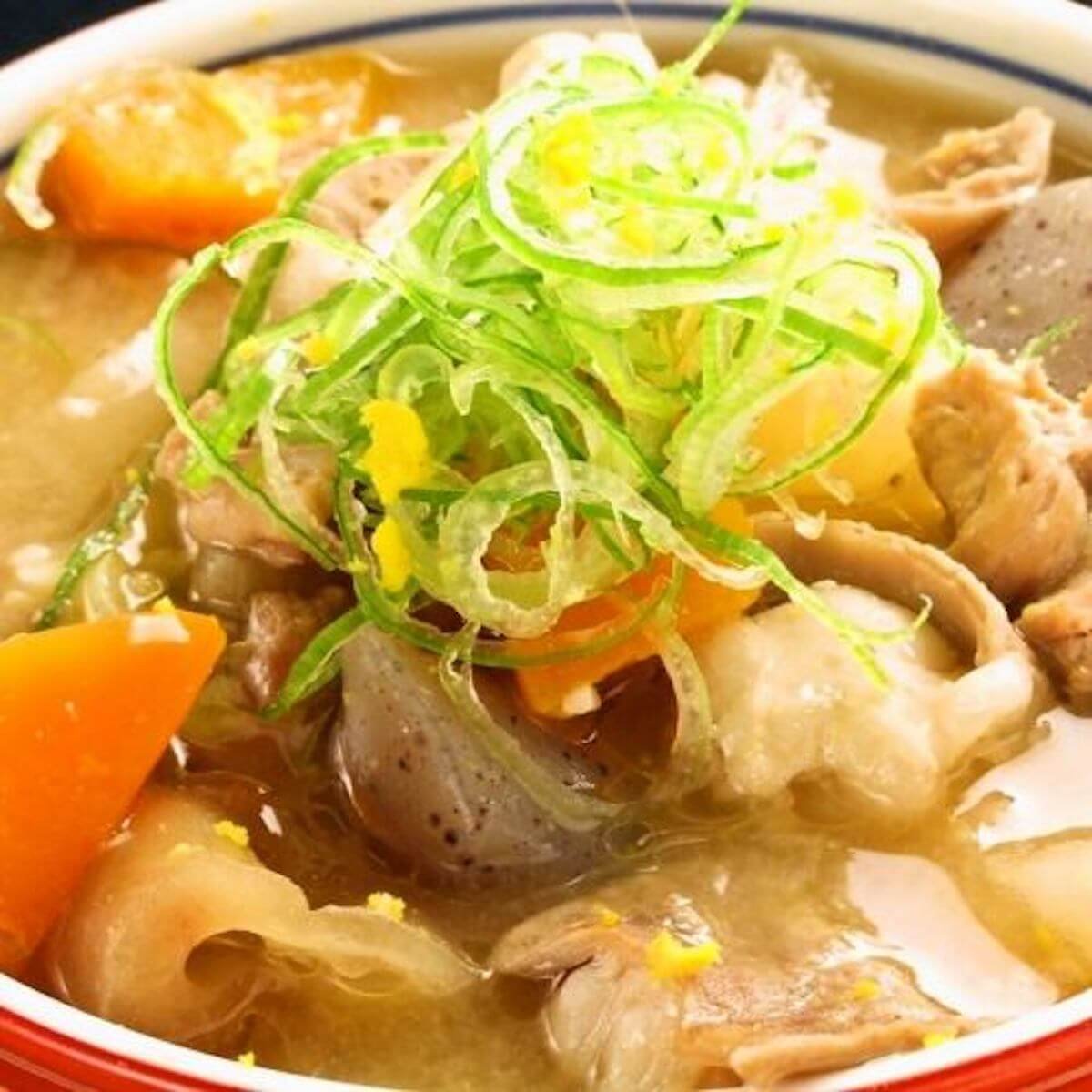 炭火で焼く焼き鳥