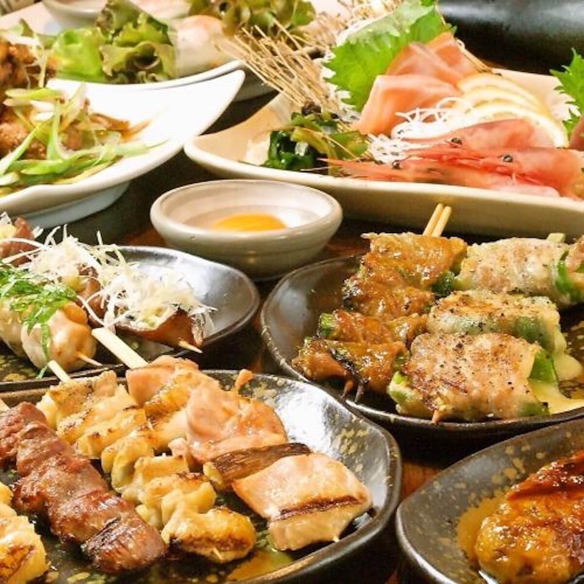 香ばしい焼き鳥の盛り合わせ