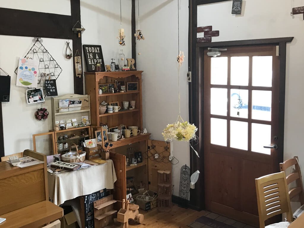 手作りアーティストの小物が並ぶ店内