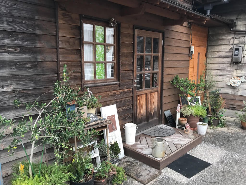 レトロな外観のひとよこいcafeりばてぃ
