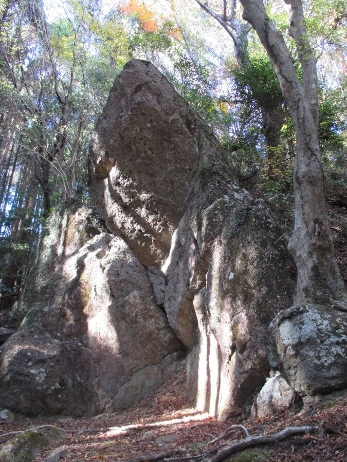 本宮山の磐座(いわくら)