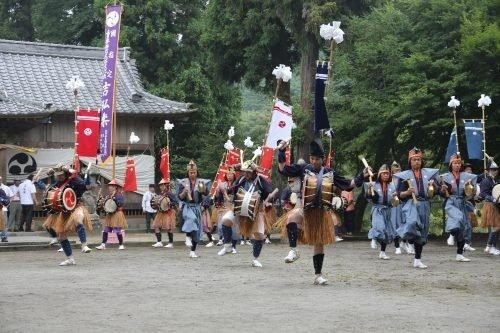 楽庭八幡社の吉弘楽。武士装束の楽人たちが太鼓を打ち鳴らす祭りの様子