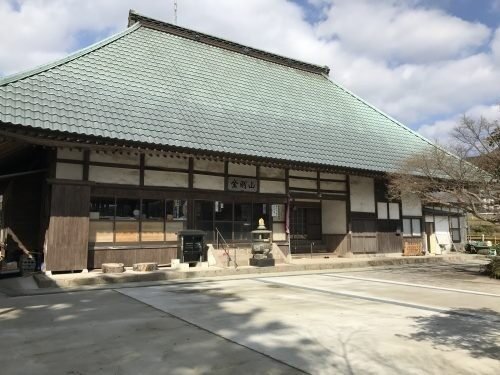 金剛山報恩寺の本堂。緑の瓦屋根と「金剛山」の扁額