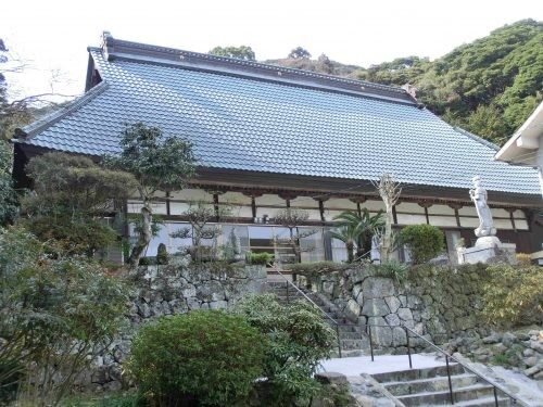 大嶽山神宮寺の本堂。石垣と石段の上に建つ瓦屋根の堂