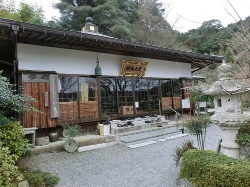 杉山瑠璃光寺の本堂。扁額が掲げられ、石灯籠の立つ静かな境内