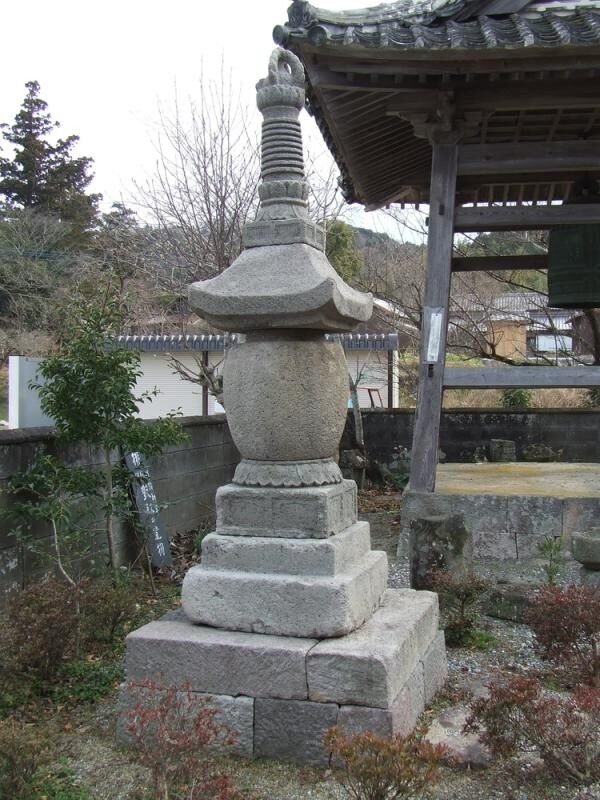 照恩寺の宝塔（国東塔）。茶壷型の塔身と二段の基壇をもつ国指定重要文化財