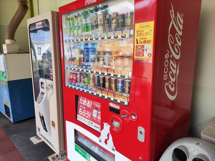 グリーンパーク直川に設置されたコカコーラの自動販売機。ジュースやコーヒーなど多彩な飲料が並ぶ