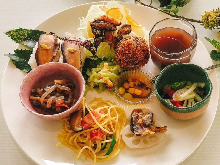 レストランコリーヌのランチプレート。パスタ・揚げ物・地元食材を使った小鉢3種・スープが一皿に盛られた彩り豊かな料理