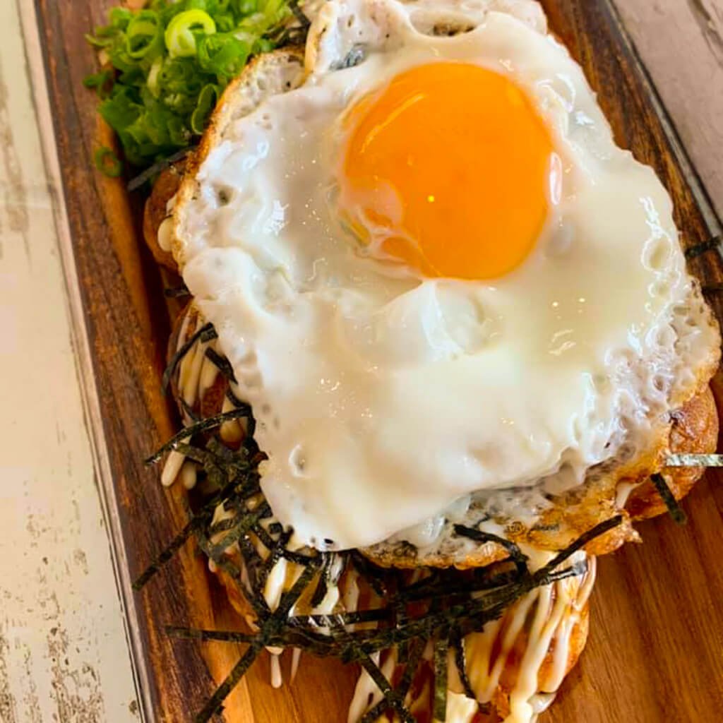 目玉焼きをのせたタコスとポテト