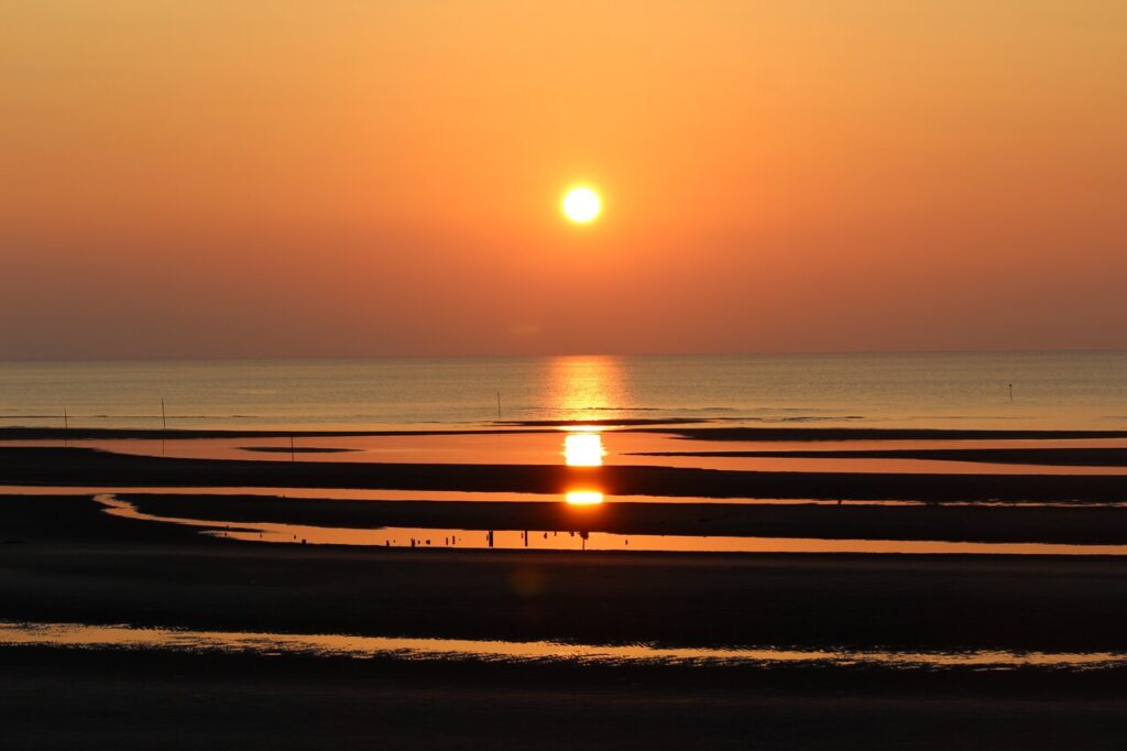 真玉海岸。オレンジ色の夕日が海を照らす幻想的な景色
