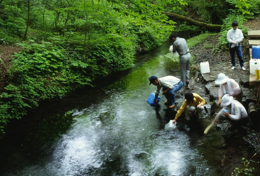 大分・男池湧水群で湧き出る名水を汲む人々。夏の避暑地として人気の名水スポット