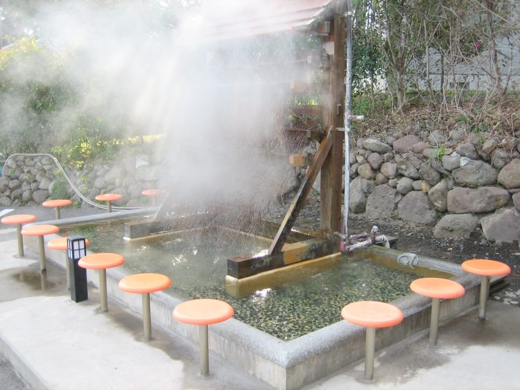ひょうたん温泉の足湯。別府観光の合間にリラックスする様子
