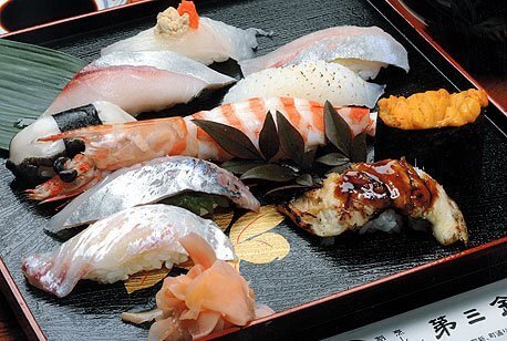 新鮮なネタの寿司盛り合わせ