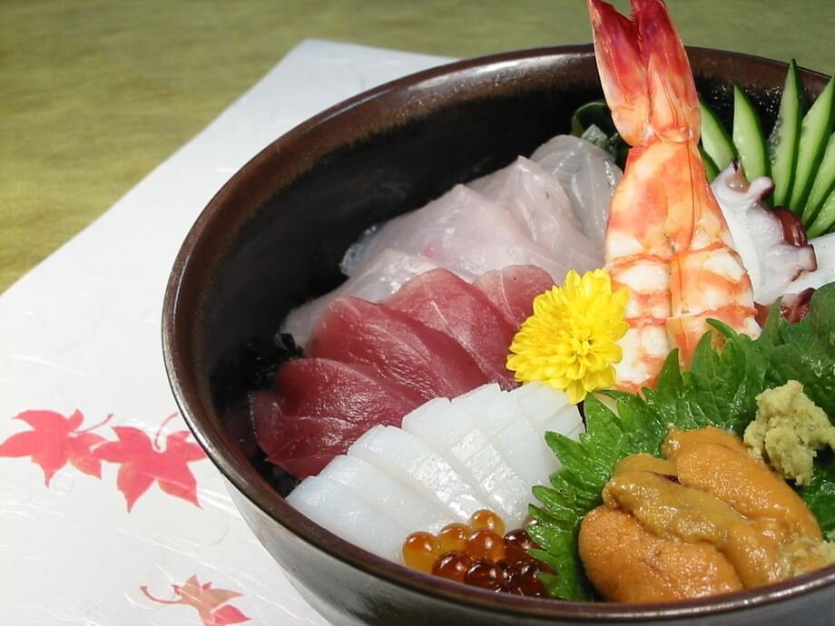 佐伯港の幸を盛り込んだ海鮮丼