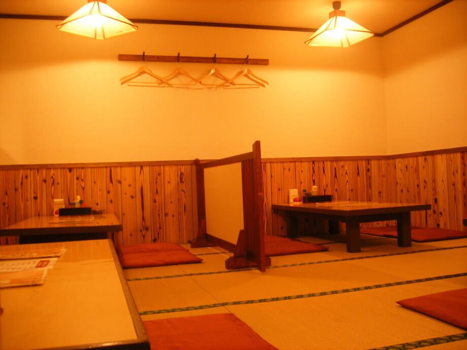 落ち着いた掘りごたつの個室