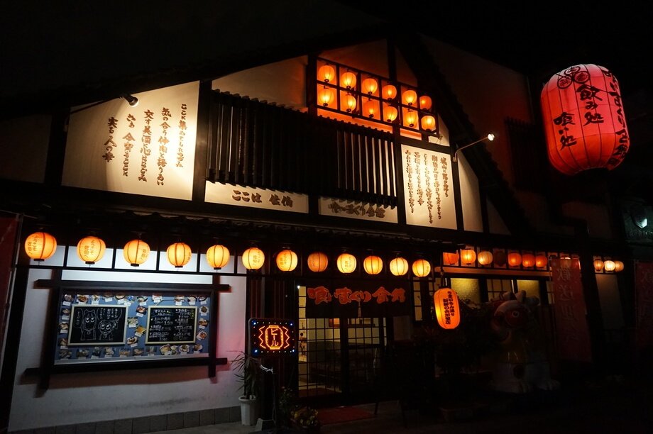 夜に映える喰いまくり会館グリコの外観