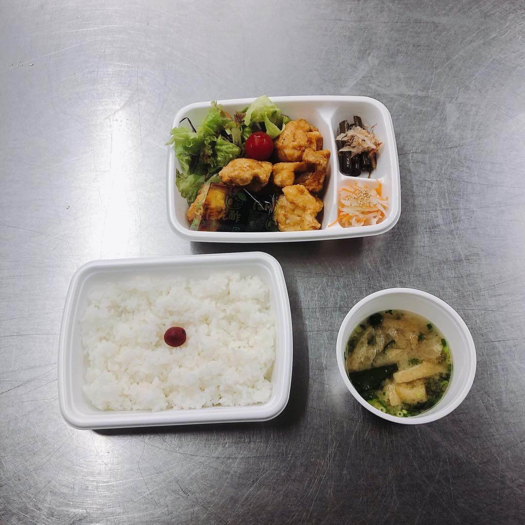 お弁当と味噌汁