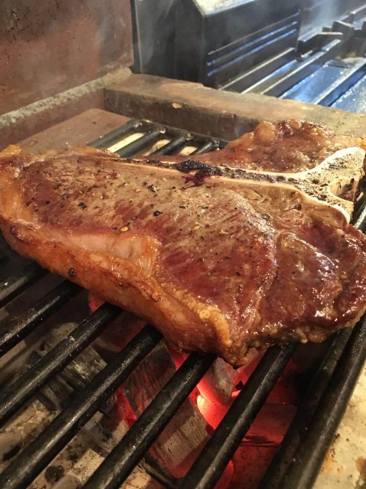 炭火で焼く骨付き肉