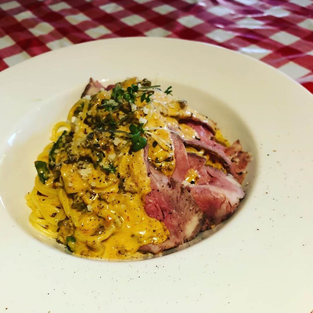 生ハムを添えたパスタ